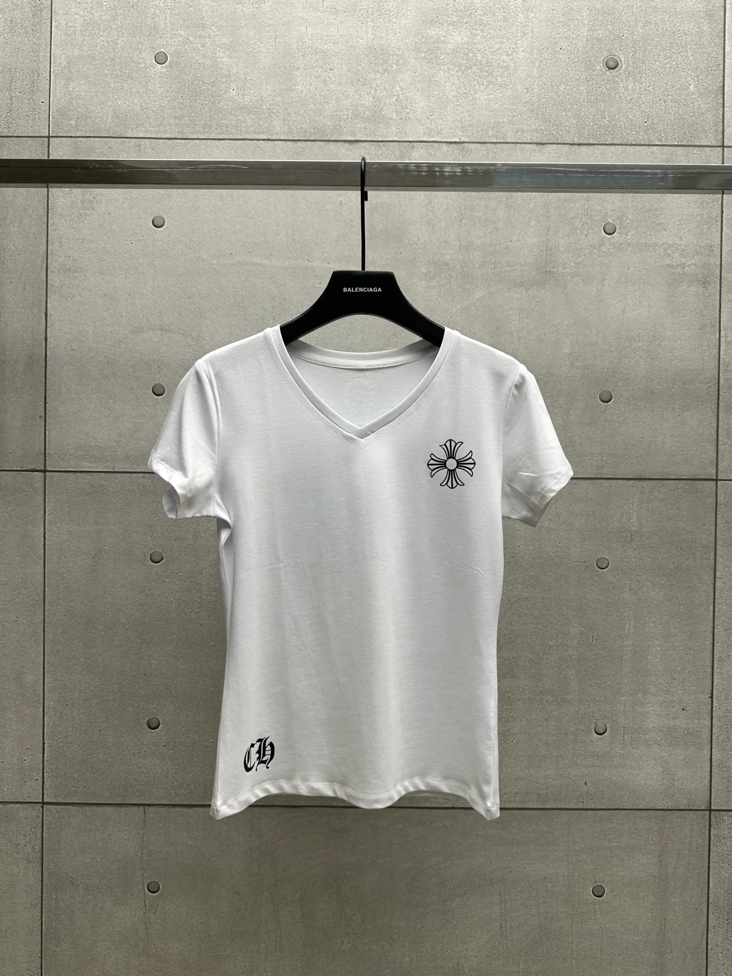 P126 #068 CHROME HEARTS 25SS women's T-shirt. Made of 220G original consistent fabric. V-neck women's waist style. The whole body is made of imported digital direct printing. Color: Black White Size: S M L